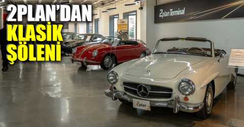 Klasik otomobiller sahnede